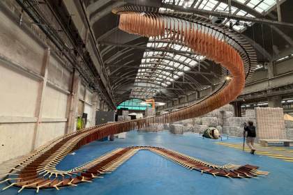 La Bienal de Lyon convierte una nave industrial en un viaje por las urgencias del mundo