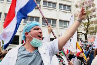 Médicos del sector público marchan y realizan plantones en Paraguay en primer día de paro