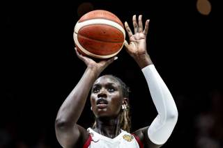 83-53. España derriba el muro alemán en Berlín a base de triples