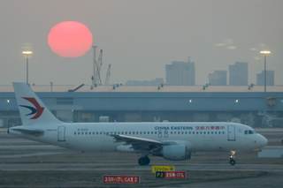 Múltiples vuelos entre China y el sudeste asiático, cancelados por el impacto de la guerra