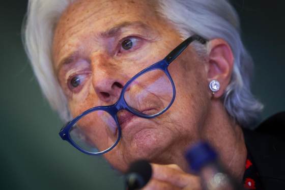 Lagarde defiende "volver a lo esencial" y estabilizar la inflación recurriendo a los tipos