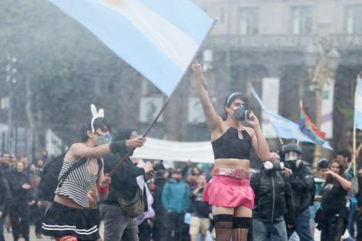 La policía reprime una masiva manifestación contra Milei en Buenos Aires