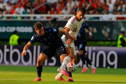 El uruguayo Manuel Ugarte se rompió los ligamentos cruzados en partido contra España