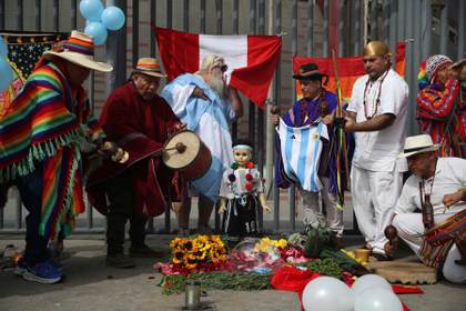 Chamanes de Perú compiten por sacar malas energías a España y Argentina antes de la final