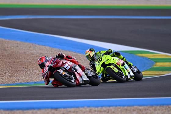 M. Márquez vence su primera 'sprint', Esteban 'pole' en Moto3 y un 'agujero' trastoca todo