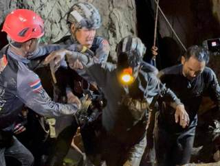 Rescatan a cinco mineros atrapados en una cueva de Laos
