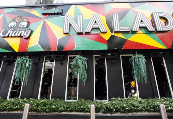 El incendio mortal en un bar de Bangkok genera dudas sobre la seguridad en locales de ocio