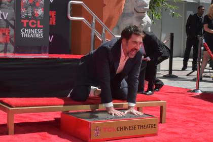 Javier Bardem deja sus huellas en el Teatro Chino y reivindica el legado de su familia