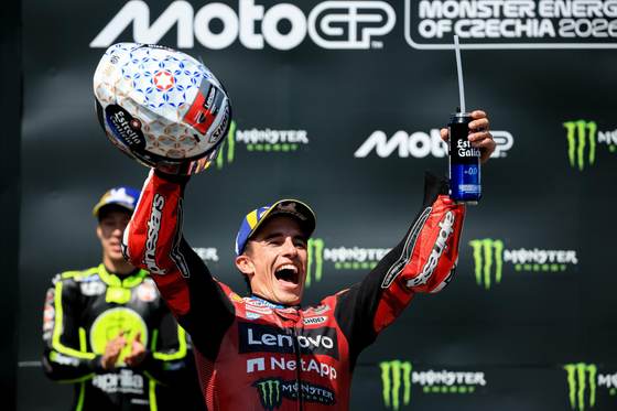 Marc Márquez, Iván Ortolá y Hakim Danish brillan en Brno