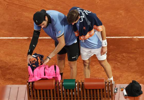 Cobolli y Arnaldi mantienen alta la bandera italiana en Roland Garros