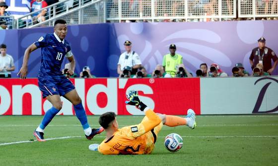 Francia saca a Paraguay en juego nada amistoso y Marruecos tumba al primer organizador