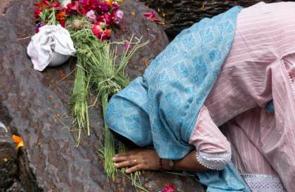 Familias celebran funerales sin cuerpos mientras Nepal busca a miles de desaparecidos