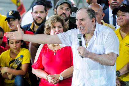 Más de 9 años de cárcel para expresidente ecuatoriano Bucaram por delincuencia organizada