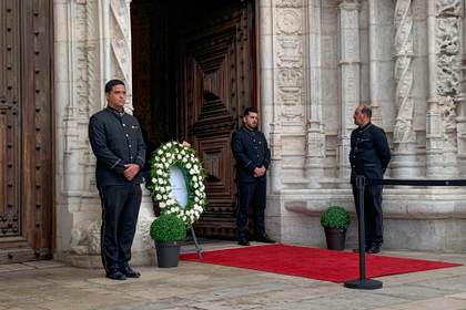 Familia, amigos y lectores acuden a despedirse a la capilla ardiente de Lobo Antunes