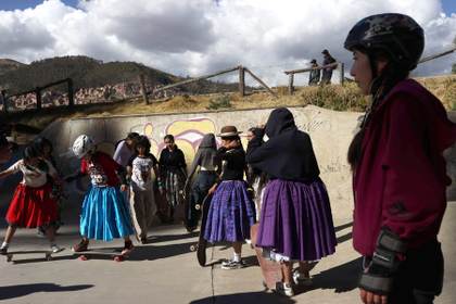 Niñas y jóvenes bolivianas muestran su talento para el skateboard en 'La Paz sobre ruedas'