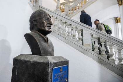 Retiran busto de Morales del Legislativo de Bolivia para evitar "culto a la personalidad"