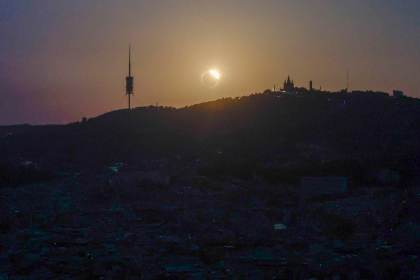 Barcelona vive el eclipse en los miradores y entre el silencio y los aplausos