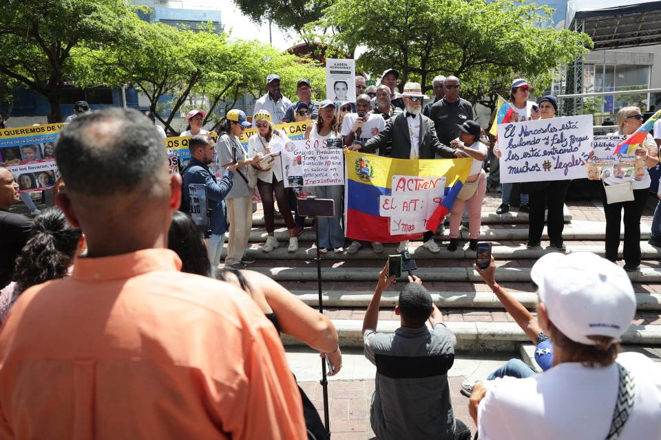 Sindicalistas acuden a la Embajada de EE.UU. en Caracas para pedir elecciones en Venezuela