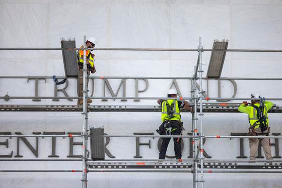 El Centro Kennedy retira el nombre de Trump de la fachada de su edificio en Washington