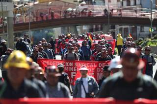Huelga y bloqueos de choferes en rutas internacionales paralizan parcialmente Bolivia