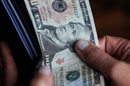 Peso mexicano se deprecia un 3,25 % ante dólar debido a escalada en Medio Oriente