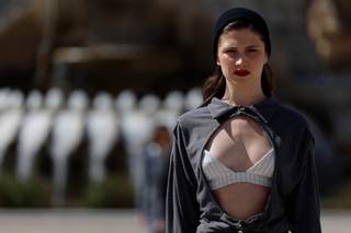 Un desfile en el corazón de la Plaza de España abre la semana de la moda de Madrid