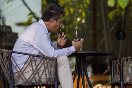 Hong Kong impondrá multa o cárcel a quienes posean o usen cigarros electrónicos en público