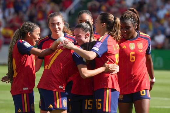 España sigue en cabeza e Inglaterra sube al tercer puesto