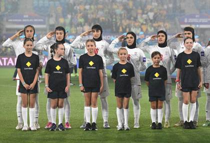 Futbolistas iraníes rompen su silencio y cantan el himno nacional en la Copa de Asia