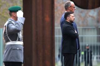 Zelenski y Merz recorren en la Cancillería una muestra de drones de producción conjunta