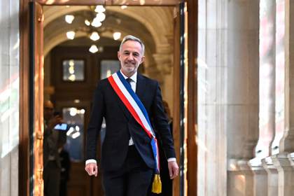 Emmanuel Grégoire toma posesión como alcalde de París en sustitución de Anne Hidalgo