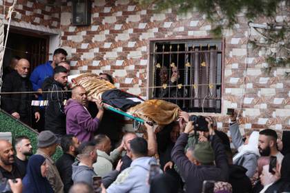 Cientos de palestinos despiden a las mujeres muertas por un misil de racimo iraní