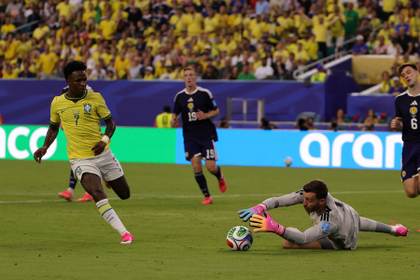 0-3. Brasil sonríe por partida doble: liderato y regreso de Neymar