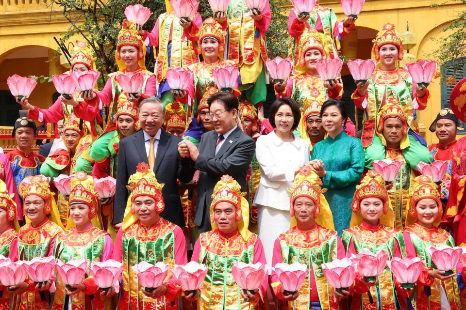 Vietnam y Corea del Sur firman decenas de acuerdos en visita a Hanói de líder surcoreano