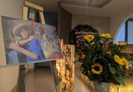 Con sus pinceles y pinturas desgastadas despiden al muralista mexicano Melchor Peredo