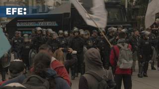 Organizaciones sociales protestan y enfrentan a policía en accesos viales de Buenos Aires