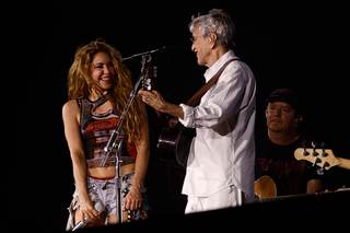 Shakira tendrá a Caetano Veloso y María Bethania como invitados en su concierto en Río