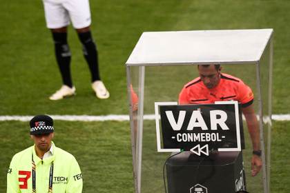 El VAR podrá intervenir antes de que el balón entre en juego en un córner o un tiro libre