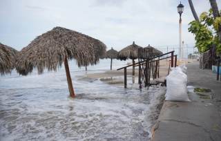 El oeste de México en alerta por el huracán Simón, entre suspensiones y evacuaciones