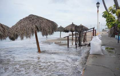 El oeste de México en alerta por el huracán Simón, entre suspensiones y evacuaciones