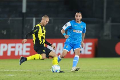 Dos futbolistas paraguayos llegan a su país tras huir de la guerra en Irán