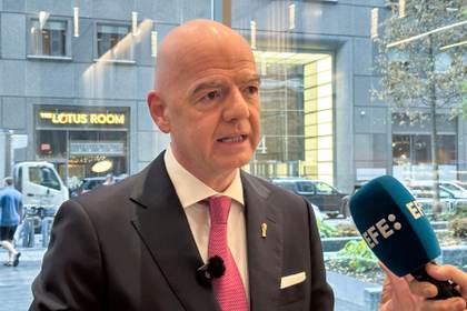Infantino defiende las pausas de hidratación: "Son iguales para todos"