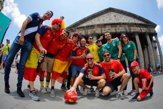 Españoles y uruguayos prenden el ambiente horas antes del partido en Guadalajara