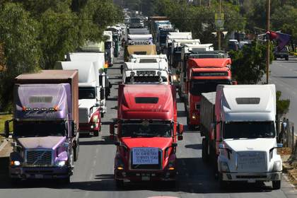 Miles de transportistas atrapados en los bloqueos de vías claman por auxilio en Bolivia
