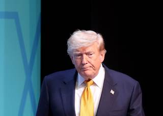 Trump dice que EEUU se convertirá en el "guardián" de Ormuz y pide una "compensación"