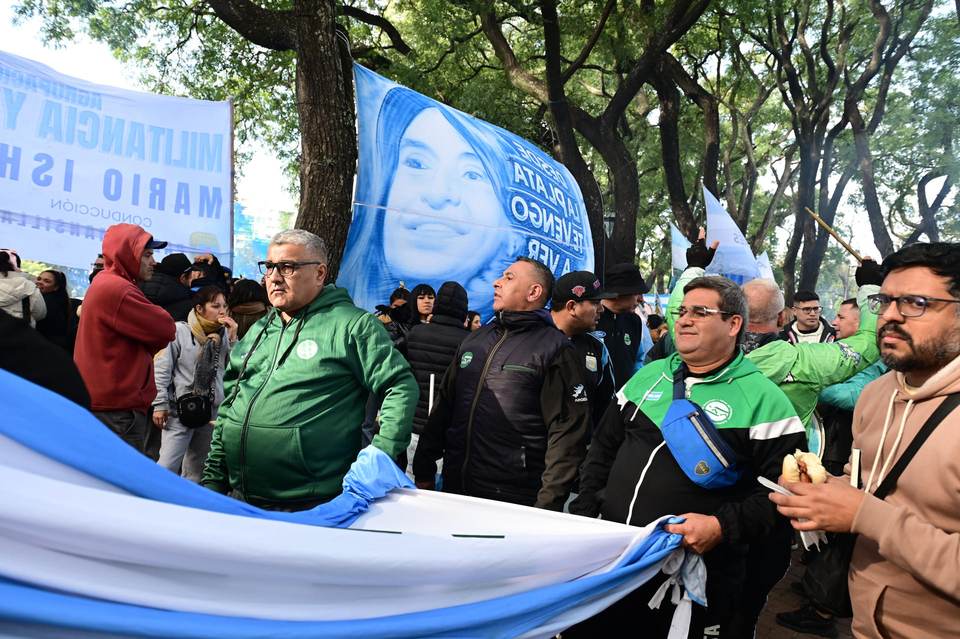 Seguidores de Cristina Fernández reclaman la libertad de su líder con un 'banderazo'