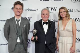 'Schmigadoon!' triunfa como mejor musical y 'Liberation' sorprende en los Tony