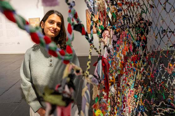 Una artista venezolana invita a trenzar en Nueva York para reconectar con la humanidad