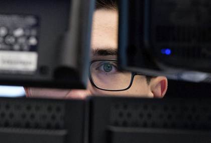 Las bolsas europeas retoman las pérdidas tras un fugaz optimismo y caen en torno al 0,50 %