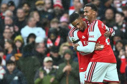 2-0. El Arsenal gana con goles de sus centrales